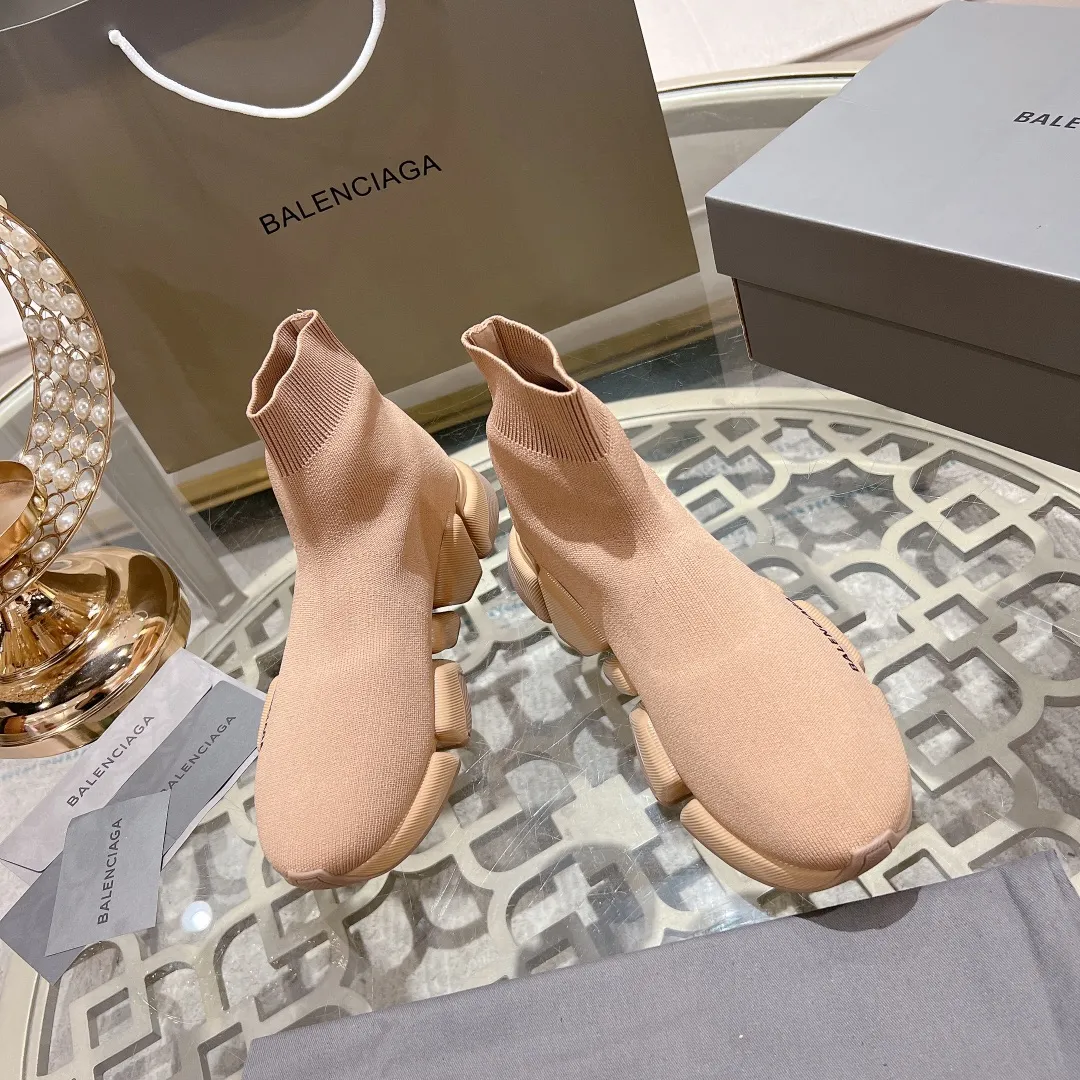👟👟Ex-factory price 520👟👟 【Balencia**】The latest ✅SPEED2.0 multi-compression molded combination outsole from Paris* ✅ ⚠️Balencia’s top couple socks and shoes❗️ 🌟Original purchase and development! The top version on the market, with upgraded quality, every detail including packaging is compared to ZP! Newly upgraded TPU vacuum molded combination outsole! More comfortable and easy to wear! 3D knitted fabric is breathable and does not deform! The logo is the same as the original one, please distinguish it from the market currency! ⚠️Balenciaga’s latest packaging! 🔸Couple size SIZE: 35-42 (can be customized from 41)